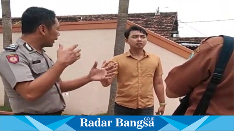 Petugas Polsek Tikung saat patroli dialogis di Desa Jatirejo, Kecamatan Tikung, Lamongan, Senin (4/5/2026). (Foto Dok Ho/RadarBangsa.co.id)