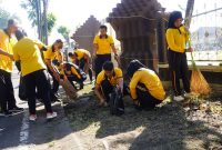 Wakapolresta Sidoarjo AKBP Mohammad Zainur Rofik memimpin kerja bakti serentak di Mako Polsek Sidoarjo Kota, Sabtu (2/5/2026). (Foto Dok Ho/RadarBangsa.co.id)