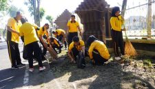 Wakapolresta Sidoarjo AKBP Mohammad Zainur Rofik memimpin kerja bakti serentak di Mako Polsek Sidoarjo Kota, Sabtu (2/5/2026). (Foto Dok Ho/RadarBangsa.co.id)