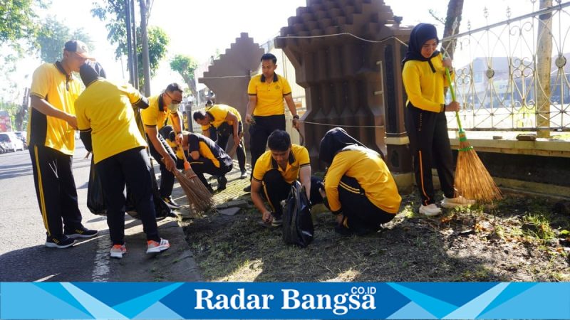 Wakapolresta Sidoarjo AKBP Mohammad Zainur Rofik memimpin kerja bakti serentak di Mako Polsek Sidoarjo Kota, Sabtu (2/5/2026). (Foto Dok Ho/RadarBangsa.co.id)