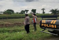 Petugas Polsek Tikung saat patroli di area persawahan warga di Dusun Mumbulan, Selasa (5/5/2026). (Foto Dok Ho/RadarBangsa.co.id)