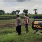Petugas Polsek Tikung saat patroli di area persawahan warga di Dusun Mumbulan, Selasa (5/5/2026). (Foto Dok Ho/RadarBangsa.co.id)