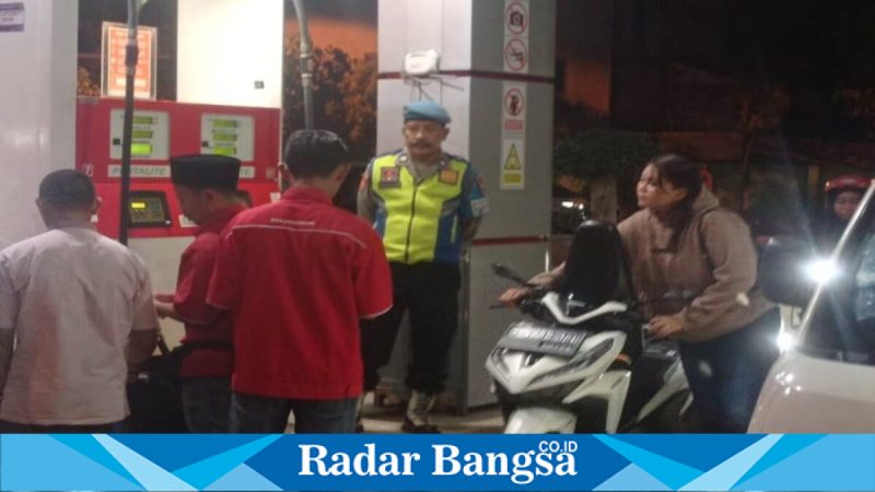 Personel Polsek Tikung saat patroli obyek vital di wilayah Kecamatan Tikung, Jumat (8/5/2026). (Foto Dok Ho/RadarBangsa.co.id)