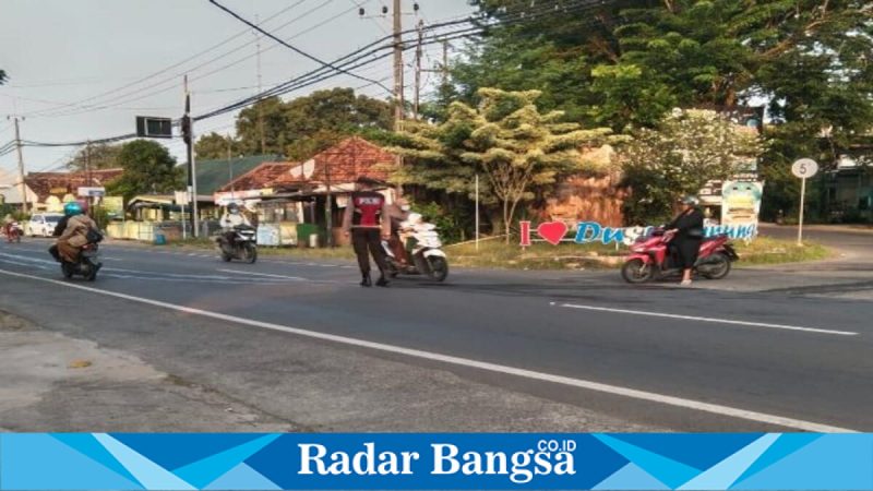 Personel Polsek Tikung melakukan pengaturan arus lalu lintas pagi di wilayah Kecamatan Tikung. Kamis, 14 Mei 2026 (Foto Dok Ho/RadarBangsa.co.id)