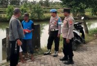Anggota Polsek Tikung saat patroli siaga bencana di wilayah Dusun Mumbulan, Selasa (5/5/2026). (Foto Dok Ho/RadarBangsa.co.id)