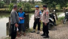 Anggota Polsek Tikung saat patroli siaga bencana di wilayah Dusun Mumbulan, Selasa (5/5/2026). (Foto Dok Ho/RadarBangsa.co.id)