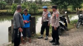 Anggota Polsek Tikung saat patroli siaga bencana di wilayah Dusun Mumbulan, Selasa (5/5/2026). (Foto Dok Ho/RadarBangsa.co.id)