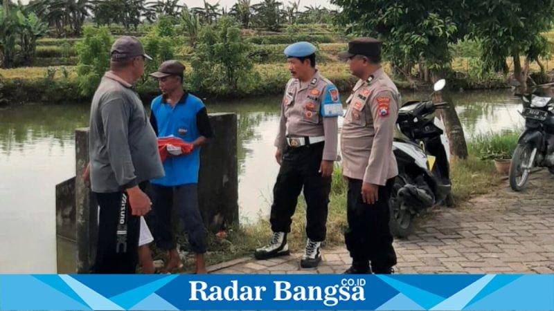 Anggota Polsek Tikung saat patroli siaga bencana di wilayah Dusun Mumbulan, Selasa (5/5/2026). (Foto Dok Ho/RadarBangsa.co.id)