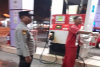Petugas Polsek Tikung saat patroli objek vital di wilayah Kecamatan Tikung, Kamis malam (30/4/2026). (Foto Dok Ho/RadarBangsa.co.id)