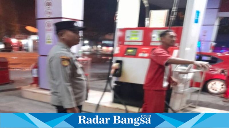 Petugas Polsek Tikung saat patroli objek vital di wilayah Kecamatan Tikung, Kamis malam (30/4/2026). (Foto Dok Ho/RadarBangsa.co.id)