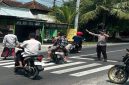 Personel Polsek Tikung mengamankan Salat Jumat di Masjid At-Taqwa Bakalanpule, Jumat, 8 Mei 2026 (Foto Dok Ho/RadarBangsa.co.id)