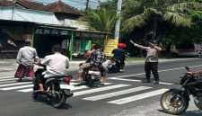 Personel Polsek Tikung mengamankan Salat Jumat di Masjid At-Taqwa Bakalanpule, Jumat, 8 Mei 2026 (Foto Dok Ho/RadarBangsa.co.id)