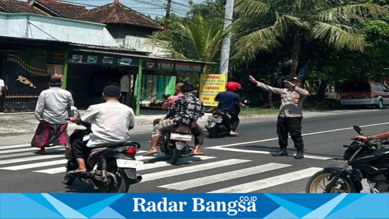 Personel Polsek Tikung mengamankan Salat Jumat di Masjid At-Taqwa Bakalanpule, Jumat, 8 Mei 2026 (Foto Dok Ho/RadarBangsa.co.id)