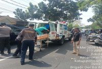 Petugas kepolisian melakukan penanganan kecelakaan di tikungan Pasar Sapi, Desa Bakalanpule, Lamongan, Sabtu (9/5/2026). (Foto Dok Ho/RadarBangsa.co.id)