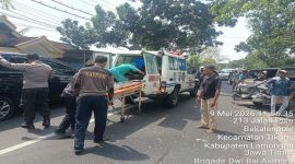 Petugas kepolisian melakukan penanganan kecelakaan di tikungan Pasar Sapi, Desa Bakalanpule, Lamongan, Sabtu (9/5/2026). (Foto Dok Ho/RadarBangsa.co.id)