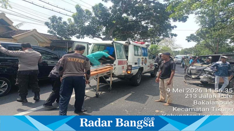 Petugas kepolisian melakukan penanganan kecelakaan di tikungan Pasar Sapi, Desa Bakalanpule, Lamongan, Sabtu (9/5/2026). (Foto Dok Ho/RadarBangsa.co.id)