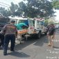 Petugas kepolisian melakukan penanganan kecelakaan di tikungan Pasar Sapi, Desa Bakalanpule, Lamongan, Sabtu (9/5/2026). (Foto Dok Ho/RadarBangsa.co.id)