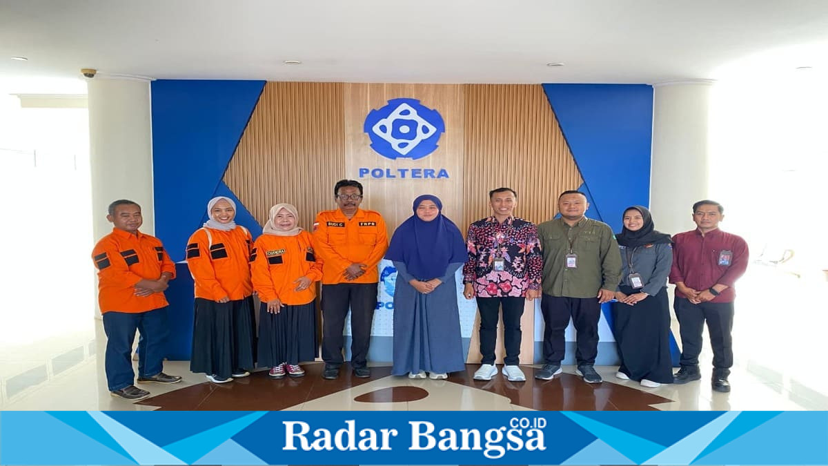 Direktur Poltera bersama Ketua FRPB Pamekasan menandatangani kerja sama kampus aman bencana di Ruang Rapat Poltera, Sampang, Rabu, 20 Mei 2026. (Foto Dok Ho/RadarBangsa.co.id)