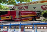 Petugas gabungan melakukan evakuasi usai dua ruang kelas di SMAN 7 Mataram roboh, Selasa, 19 Mei 2026. (Foto Dok Ho/RadarBangsa.co.id)