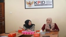 Anggota DPD RI Lia Istifhama saat berdiskusi dengan KPID Jatim di Surabaya, Kamis, 30 April 2026. (Foto Dok Ho/RadarBangsa.co.id)