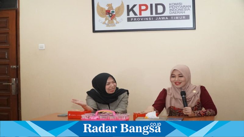 Anggota DPD RI Lia Istifhama saat berdiskusi dengan KPID Jatim di Surabaya, Kamis, 30 April 2026. (Foto Dok Ho/RadarBangsa.co.id)