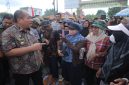 Bupati Asahan Taufik Zainal Abidin Siregar menemui massa aksi terkait jalan rusak di Buntu Pane, Kamis, 7 Mei 2026. (Foto Dok Ho/RadarBangsa.co.id)