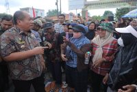 Bupati Asahan Taufik Zainal Abidin Siregar menemui massa aksi terkait jalan rusak di Buntu Pane, Kamis, 7 Mei 2026. (Foto Dok Ho/RadarBangsa.co.id)