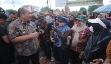Bupati Asahan Taufik Zainal Abidin Siregar menemui massa aksi terkait jalan rusak di Buntu Pane, Kamis, 7 Mei 2026. (Foto Dok Ho/RadarBangsa.co.id)