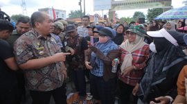 Bupati Asahan Taufik Zainal Abidin Siregar menemui massa aksi terkait jalan rusak di Buntu Pane, Kamis, 7 Mei 2026. (Foto Dok Ho/RadarBangsa.co.id)