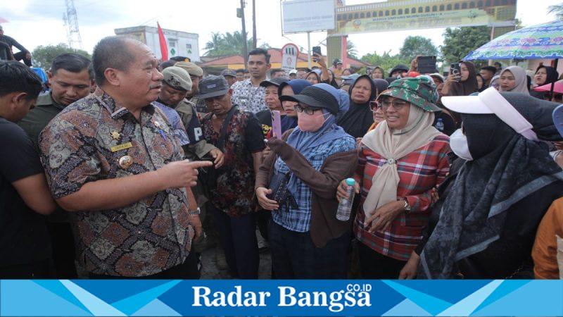 Bupati Asahan Taufik Zainal Abidin Siregar menemui massa aksi terkait jalan rusak di Buntu Pane, Kamis, 7 Mei 2026. (Foto Dok Ho/RadarBangsa.co.id)
