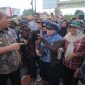 Bupati Asahan Taufik Zainal Abidin Siregar menemui massa aksi terkait jalan rusak di Buntu Pane, Kamis, 7 Mei 2026. (Foto Dok Ho/RadarBangsa.co.id)