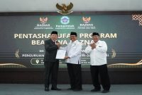 Bupati Lamongan Yuhronur Efendi menyerahkan simbolis beasiswa Lamongan Cerdas di Pendopo Lokatantra, Rabu, 20 Mei 2026. (Foto Dok Ho/RadarBangsa.co.id)