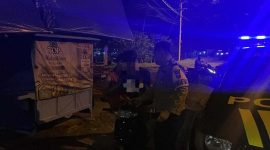 Petugas Polres Lamongan saat merespons laporan masyarakat melalui layanan darurat 110, Sabtu (2/5/2026) malam. (Foto Dok Ho/RadarBangsa.co.id)