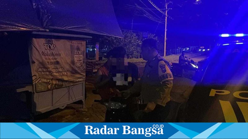 Petugas Polres Lamongan saat merespons laporan masyarakat melalui layanan darurat 110, Sabtu (2/5/2026) malam. (Foto Dok Ho/RadarBangsa.co.id)