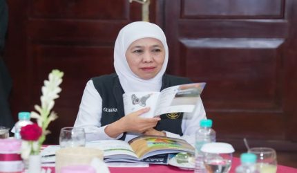 Gubernur Khofifah bersama Kepala BRIN Arif Satria saat pertemuan di Gedung Negara Grahadi Surabaya membahas riset dan inovasi