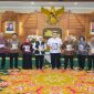 Gubernur Khofifah bersama Kepala BRIN bahas kolaborasi riset di Gedung Negara Grahadi Surabaya, Sabtu, 9 Mei 2026 (Foto Dok Ho/RadarBangsa.co.id)