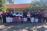 Penyerahan hadiah lomba SAB’AH dalam rangka Hardiknas 2026 kepada siswa SDN Sumberkerep, Kecamatan Mantup, Sabtu (2/5/2026). (Foto Dok Ho/RadarBangsa.co.id)