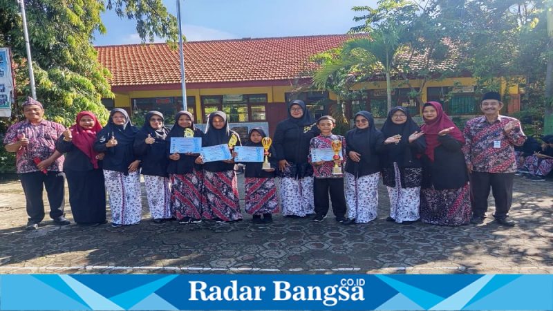 Penyerahan hadiah lomba SAB’AH dalam rangka Hardiknas 2026 kepada siswa SDN Sumberkerep, Kecamatan Mantup, Sabtu (2/5/2026). (Foto Dok Ho/RadarBangsa.co.id)