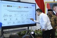 Pemerintah pusat dan daerah menandatangani komitmen bersama pelaksanaan SPMB Ramah Tahun Ajaran 2026/2027 di Jakarta. (Foto Dok Ho/RadarBangsa.co.id)