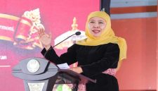 Gubernur Jawa Timur Khofifah Indar Parawansa menghadiri Dharma Shanti Nyepi 1948 Tahun Saka di Pura Segara Kenjeran Surabaya, Minggu (3/5/2026). (Foto Dok Ho/RadarBangsa.co.id)
