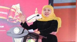 Gubernur Jawa Timur Khofifah Indar Parawansa menghadiri Dharma Shanti Nyepi 1948 Tahun Saka di Pura Segara Kenjeran Surabaya, Minggu (3/5/2026). (Foto Dok Ho/RadarBangsa.co.id)
