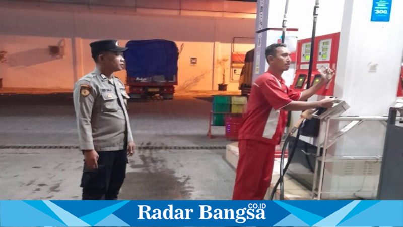 Petugas Polsek Tikung melakukan Patroli Kota Presisi di sejumlah objek vital Kecamatan Tikung, Minggu (3/5/2026) malam. (Foto Dok Ho/RadarBangsa.co.id)
