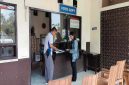 Petugas Samsat Jombang saat melakukan cek fisik kendaraan, Senin (4/5/2026). (Foto Dok Ho/RadarBangsa.co.id)