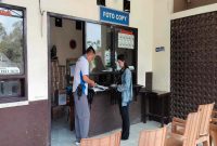 Petugas Samsat Jombang saat melakukan cek fisik kendaraan, Senin (4/5/2026). (Foto Dok Ho/RadarBangsa.co.id)