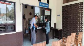 Petugas Samsat Jombang saat melakukan cek fisik kendaraan, Senin (4/5/2026). (Foto Dok Ho/RadarBangsa.co.id)