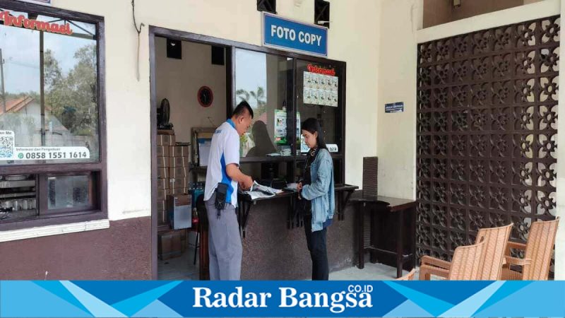 Petugas Samsat Jombang saat melakukan cek fisik kendaraan, Senin (4/5/2026). (Foto Dok Ho/RadarBangsa.co.id)