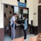Petugas Samsat Jombang saat melakukan cek fisik kendaraan, Senin (4/5/2026). (Foto Dok Ho/RadarBangsa.co.id)