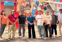 Anggota DPR RI Samuel J.D. Wattimena berdiskusi bersama Pokdarwis Krabat Pecinan saat meninjau kawasan heritage Pecinan Semarang. (Foto Dok OKI/RadarBangsa.co.id)