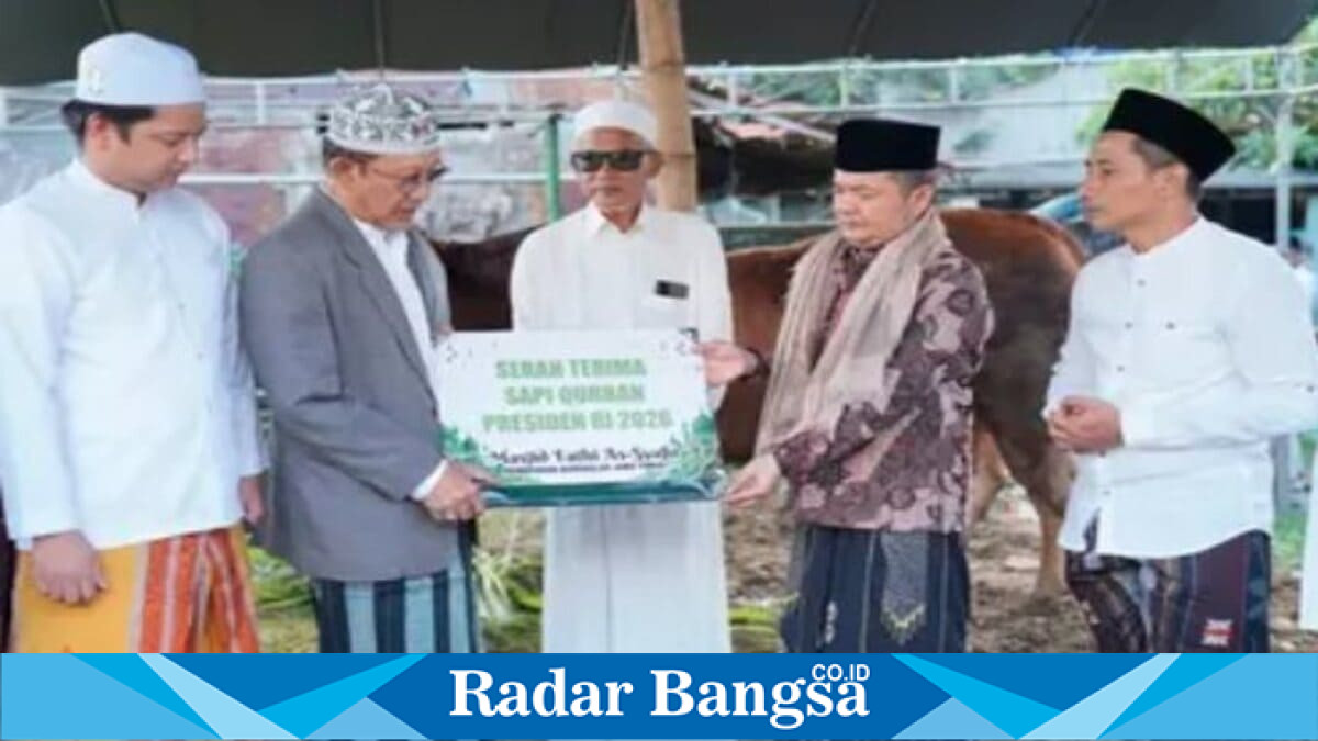 Wakil Bupati Bangkalan Moh Fauzan Ja'far menyerahkan sapi kurban Presiden RI Prabowo Subianto di Bangkalan. Rabu, 27 Mei 2026 (Foto Dok Ho/RadarBangsa.co.id)