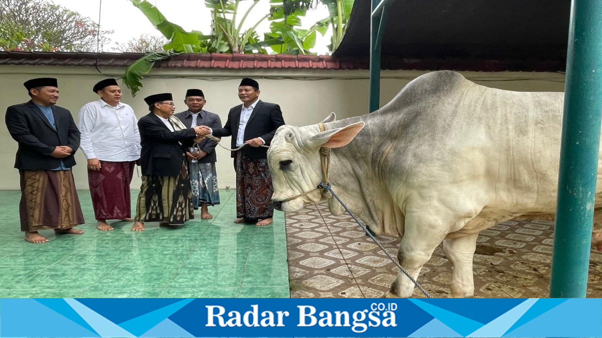 Bupati Sidoarjo Subandi menyerahkan hewan kurban saat Idul Adha 1447 Hijriah di Masjid Agung Sidoarjo. Selasa, 27 Mei 2026. (Foto Dok Ho/RadarBangsa.co.id)